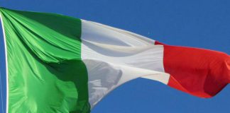 Tricolore in piazza Minucci